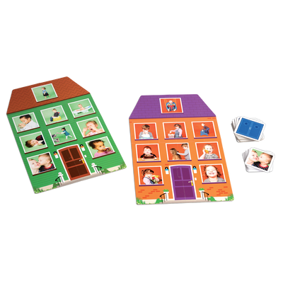La maison des actions - Composantes du jeu : plateaux de jeu (maisons verte et orange), cartes-fenêtres et cartes d’action