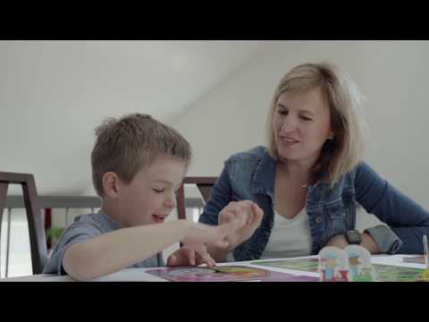 Le train des phrases - Capsule vidéo de présentation du jeu, avec une maman et son garçon qui jouent au jeu sur une table.