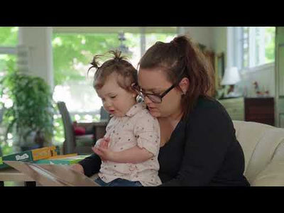 Qui cherche quoi où? - Capsule vidéo de présentation du jeu, avec une fille qui joue au jeu, assise sur sa maman.