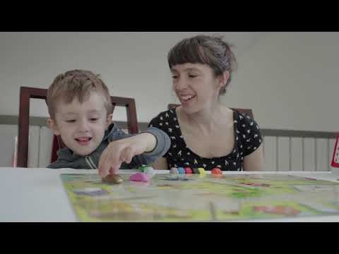 Stationne tes voitures - Capsule vidéo de présentation du jeu, avec une maman et son garçon qui jouent au jeu sur une table.