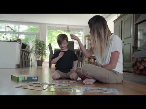 Le casse-phrase - Capsule vidéo de présentation du jeu, avec une maman et son garçon qui jouent au sol avec le jeu.